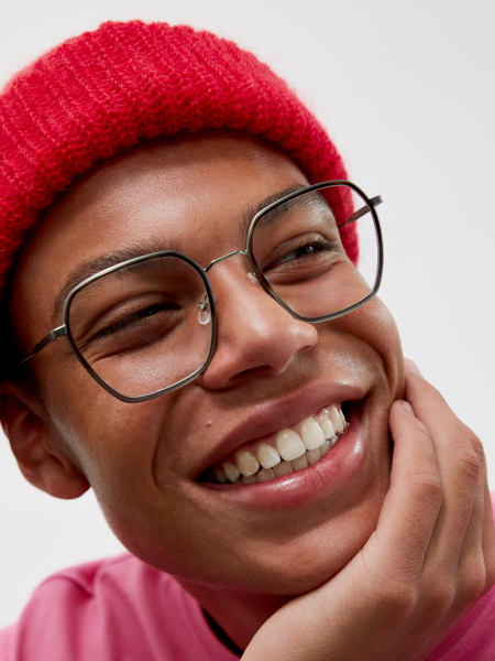 Mann mit Brille lächelnd