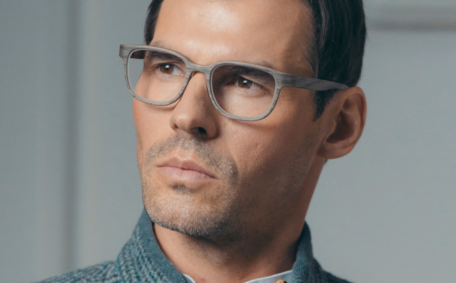 Mann mit Brille seitlich und ernst schauend